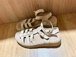 Sandalias romanas beige plataforma