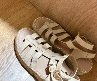 Sandalias romanas beige plataforma