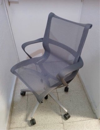 Silla de oficina ergonómica gris