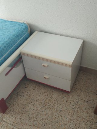Cama individual con colchón y mesita