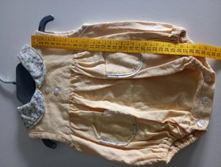 Pelele de bebé amarillo con cuello floral