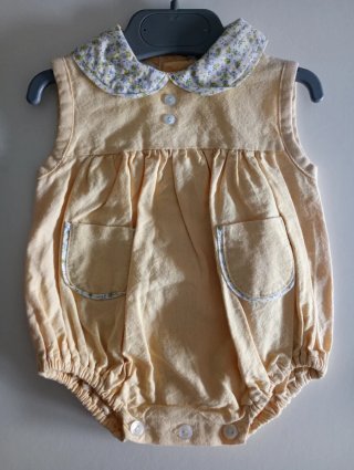 Pelele de bebé amarillo con cuello floral