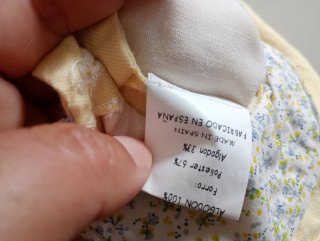 Pelele de bebé amarillo con cuello floral