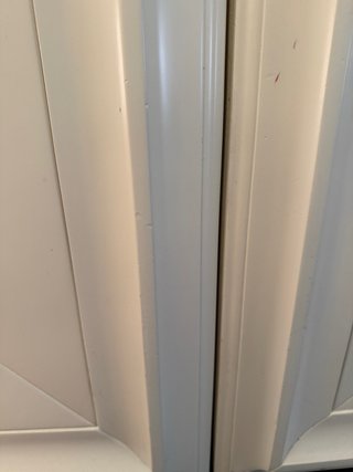 Mueble de comedor blanco con cristal