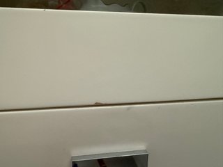 Mueble de comedor blanco con cristal