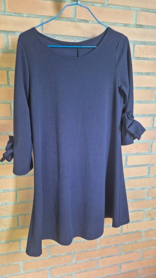 Vestido azul con mangas acampanadas