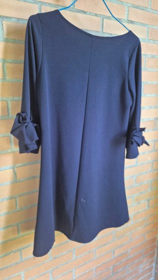 Vestido azul con mangas acampanadas