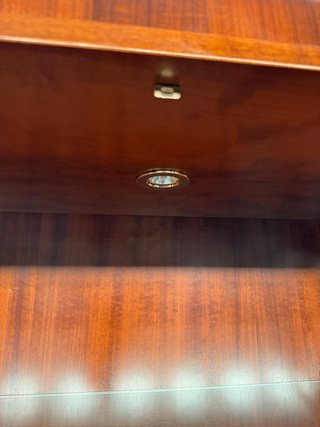Vitrina de madera con puertas de cristal