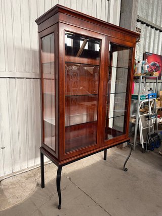 Vitrina de madera con puertas de cristal