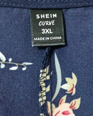 Blusa azul marino estampada de manga corta