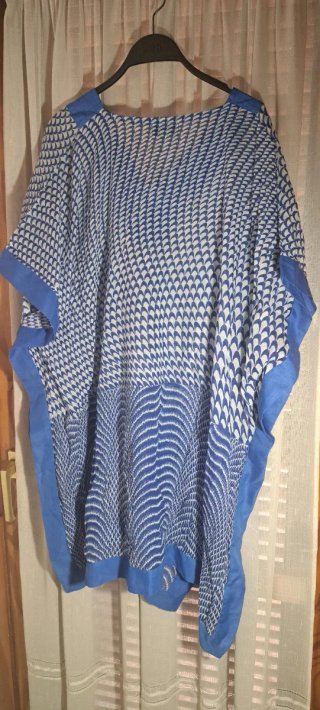 Cómoda y fresca túnica azul y blanca