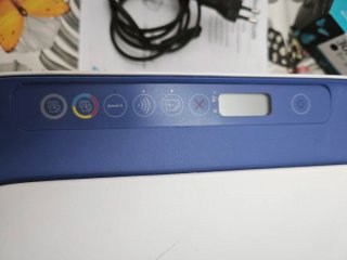 Impresora HP azul y blanca