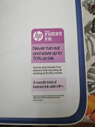 Impresora HP azul y blanca