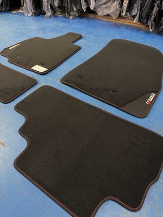 Alfombrillas a estrenar de cuero Ebro S900