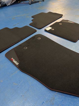 Alfombrillas a estrenar de cuero Ebro S900