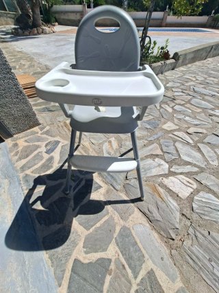 Trona bebé gris y blanca