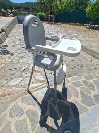 Trona bebé gris y blanca
