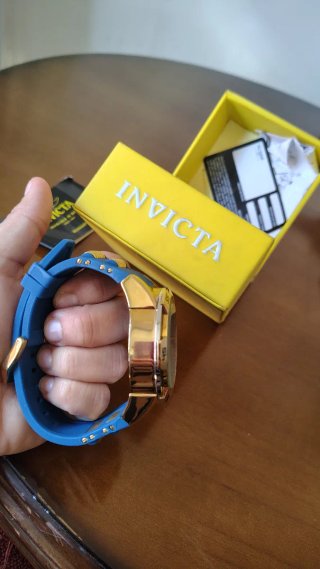 Reloj Invicta con su caja original