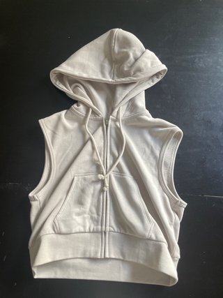 Sudadera sin mangas beige con capucha