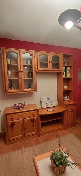 Mueble de salón de madera y cristal