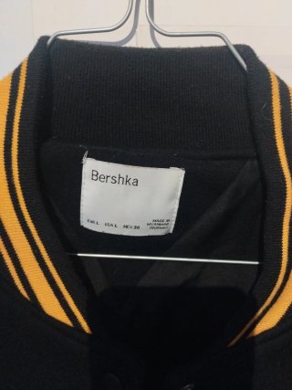 Chaqueta Bershka Negra y Amarilla con botones