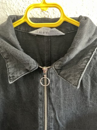Vestido negro con cremallera