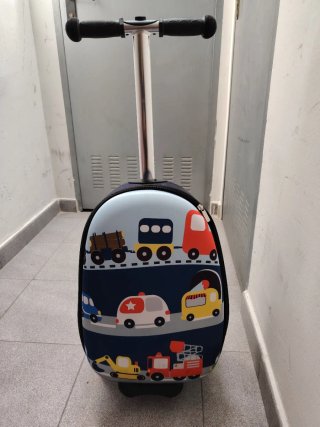 Maleta infantil con ruedas y patinete