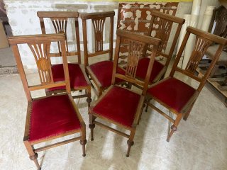 Sillas de madera con asiento de terciopelo