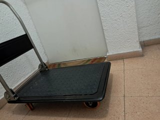 Carro plataforma y carro de mano amarillo