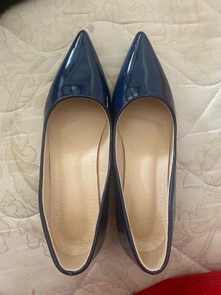 Zapatos de tacón azul marino brillantes