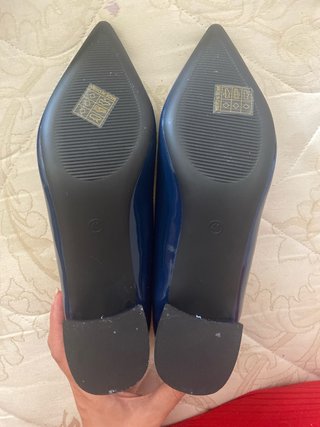 Zapatos de tacón azul marino brillantes