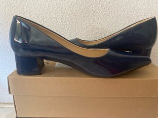 Zapatos de tacón azul marino brillantes