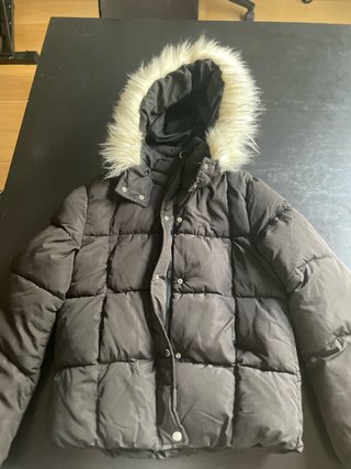 Abrigo negro con capucha de pelo