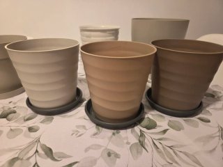 Set di vasi beige/grigi in plastica
