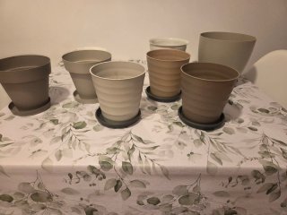 Set di vasi beige/grigi in plastica