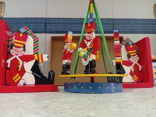 Carosello e fermalibri in legno