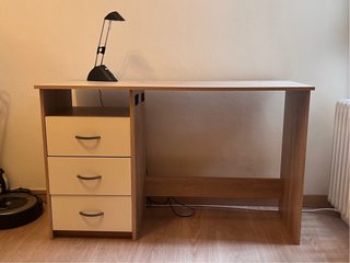 Escritorio de madera con cajones