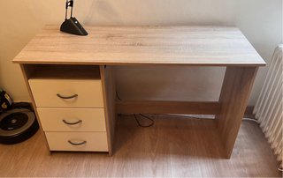Escritorio de madera con cajones