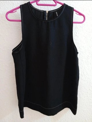 Blusa Stradivarius negra con cremallera.