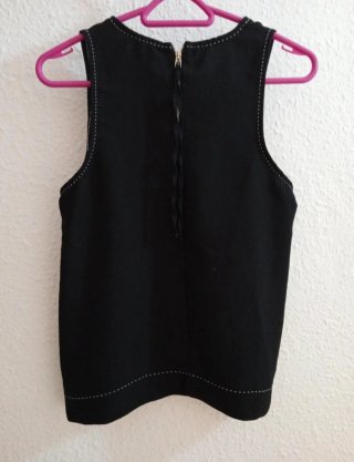 Blusa Stradivarius negra con cremallera.