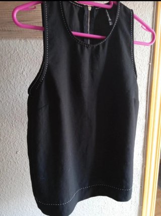 Blusa Stradivarius negra con cremallera.