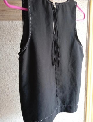 Blusa Stradivarius negra con cremallera.