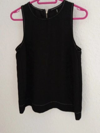 Blusa Stradivarius negra con cremallera.