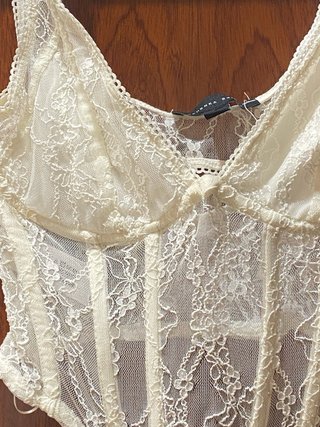 Corsé de encaje blanco