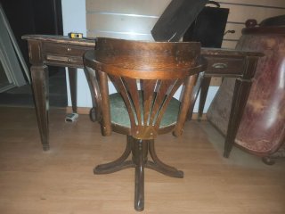 Escritorio antiguo de madera y cuero