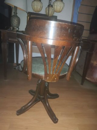 Escritorio antiguo de madera y cuero