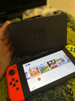 Nintendo Switch Verde y Rojo