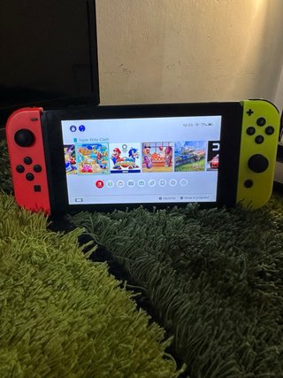 Nintendo Switch Verde y Rojo