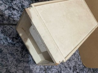 Antigua nevera de juguete de madera