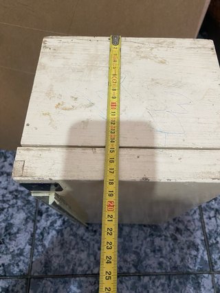 Antigua nevera de juguete de madera